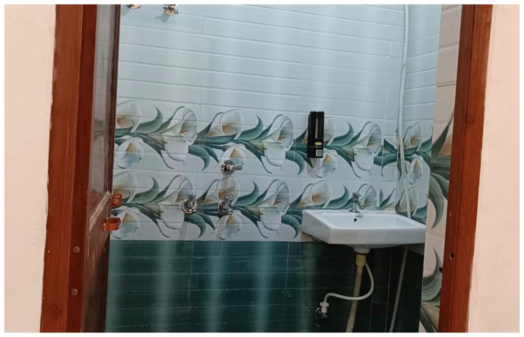 Hotel Aparna Grand Near Ram Janam Bhoomi And Temple - Fully Air Conditioned - Free Wifi Available - Best Budget Hotel In Ayodhya 외부 사진