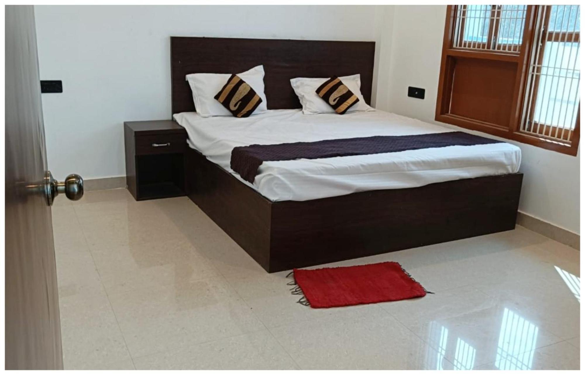 Hotel Aparna Grand Near Ram Janam Bhoomi And Temple - Fully Air Conditioned - Free Wifi Available - Best Budget Hotel In Ayodhya 외부 사진