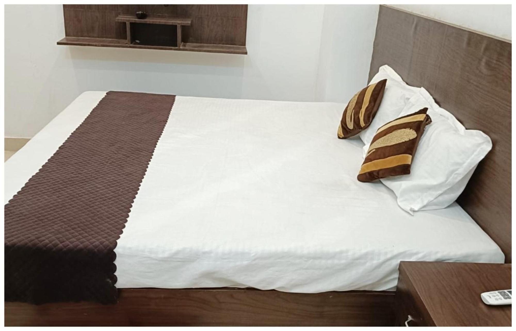 Hotel Aparna Grand Near Ram Janam Bhoomi And Temple - Fully Air Conditioned - Free Wifi Available - Best Budget Hotel In Ayodhya 외부 사진