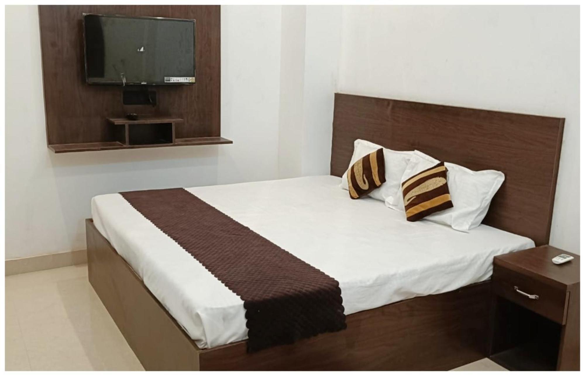 Hotel Aparna Grand Near Ram Janam Bhoomi And Temple - Fully Air Conditioned - Free Wifi Available - Best Budget Hotel In Ayodhya 외부 사진